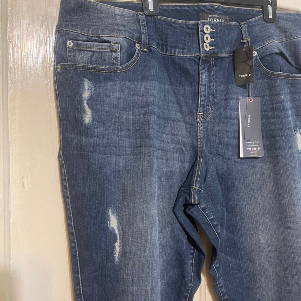 Torrid Premium Women Blue Denim Flat Front Distressed Raw Hem Capri Pants 26 NEW - Picture 5 of 12